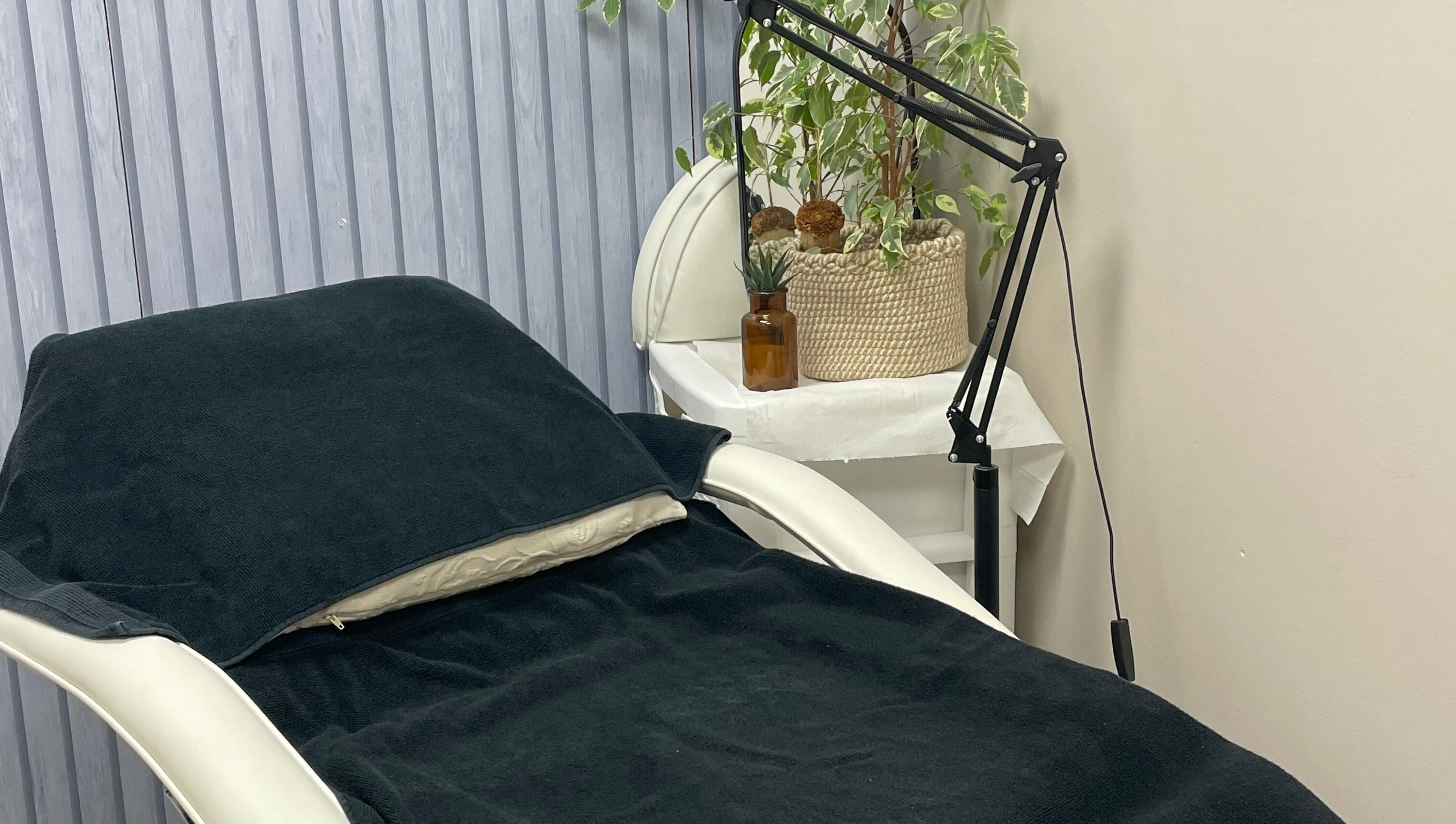 Relaxing treatment bed with plants at Beauteous, Southampton, England, GB spa for ultimate tranquility.