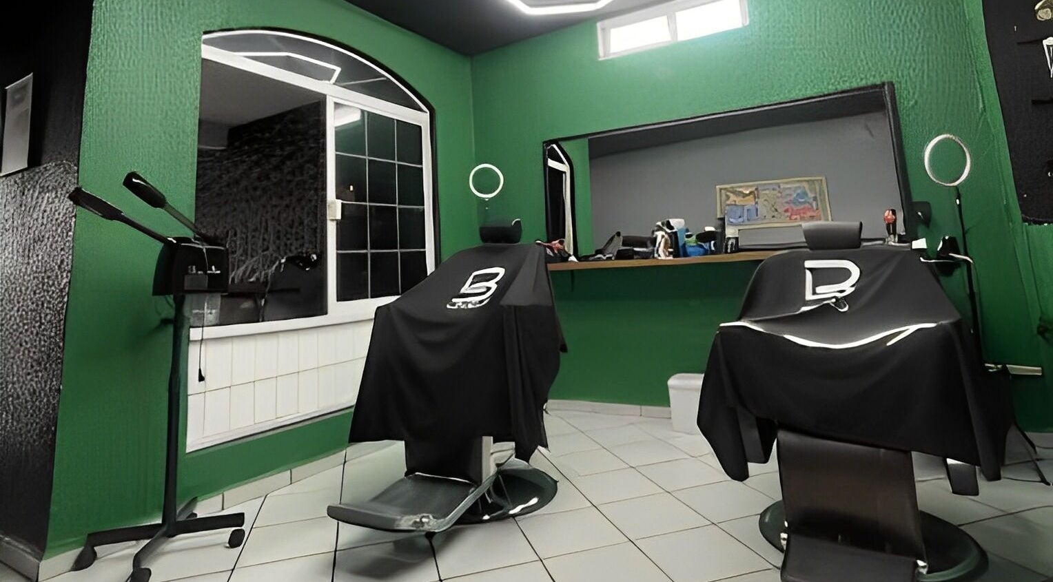 Interior de Central House Barbershop en Tepic, Nayarit, MX, con sillas modernas y estilo contemporáneo.
