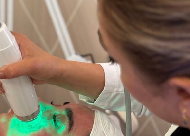 Lux Me skin treatment in Melbourne, Victoria, AU using advanced green light therapy.