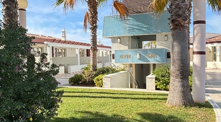 Entrada do Vida Sense Spa em Ferragudo, Faro, PT com paisagem verde e palmeiras.