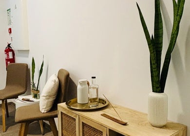 Área de espera acolhedora no Vida Sense Spa em Ferragudo, Faro, PT, com decoração natural e minimalista.