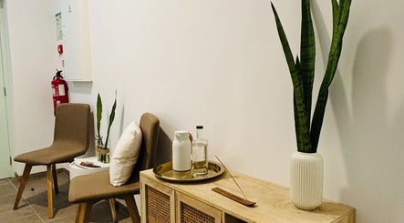Área de espera acolhedora no Vida Sense Spa em Ferragudo, Faro, PT, com decoração natural e minimalista.