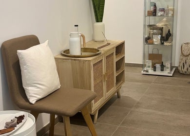 Recepção relaxante do Vida Sense Spa em Ferragudo, Faro, PT com decoração acolhedora e elegante.