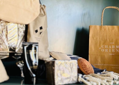 Produtos de beleza no Vida Sense Spa, Ferragudo, Faro, PT, com saco Charme d'Orient em destaque.