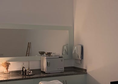 Área de tratamento do Vida Sense Spa em Ferragudo, Faro, PT, com toalhas e equipamentos de terapia.