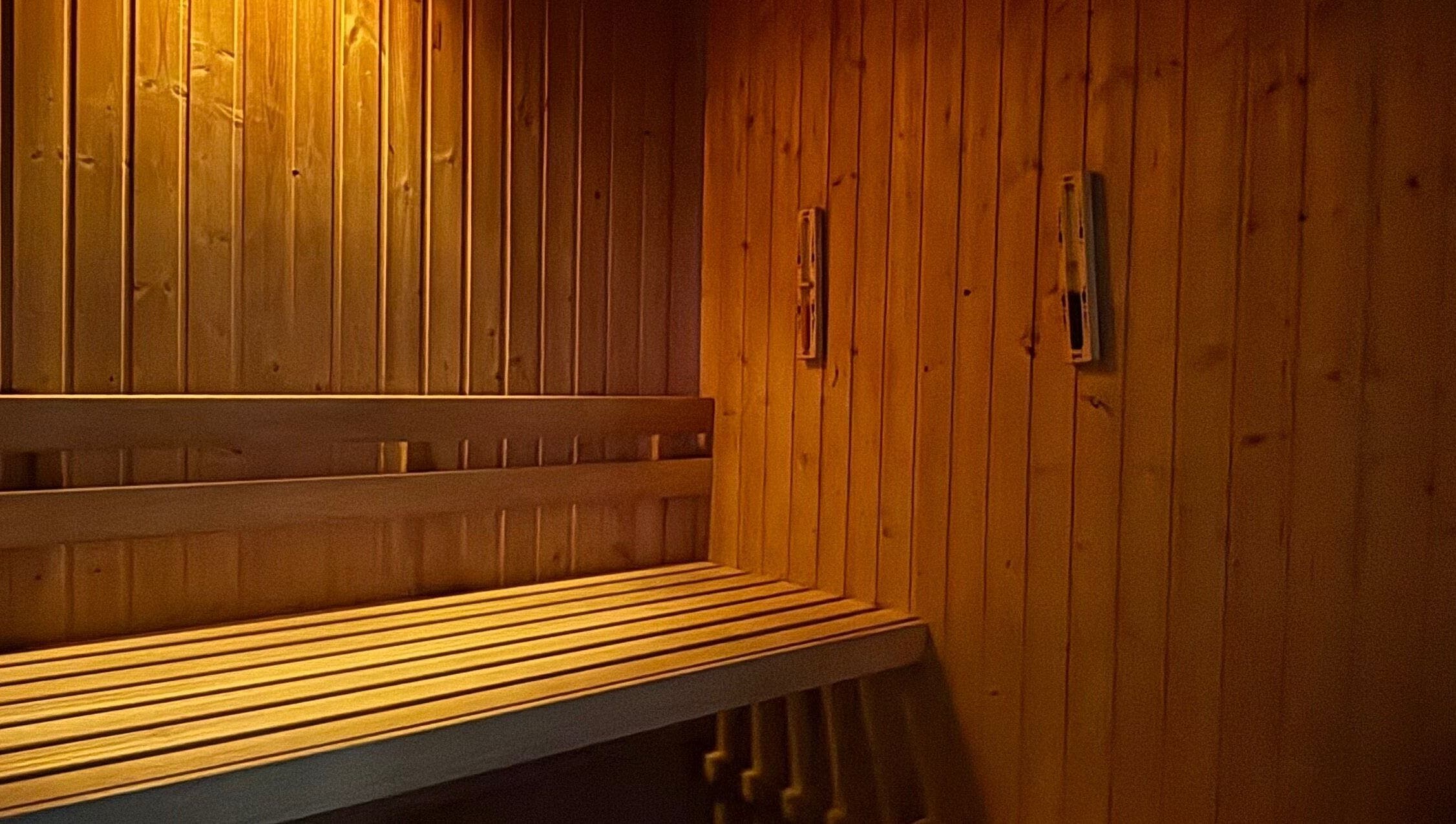 Interior de sauna acolhedor no Vida Sense Spa, Ferragudo, Faro, PT. Ambiente relaxante com madeira clara.