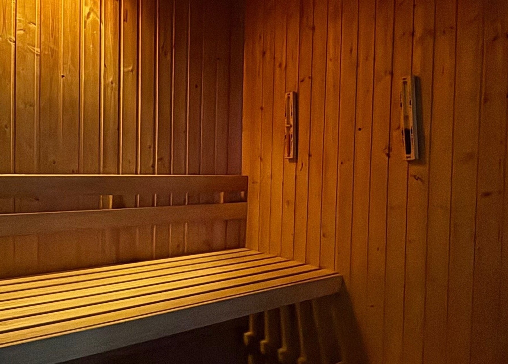 Interior de sauna acolhedor no Vida Sense Spa, Ferragudo, Faro, PT. Ambiente relaxante com madeira clara.