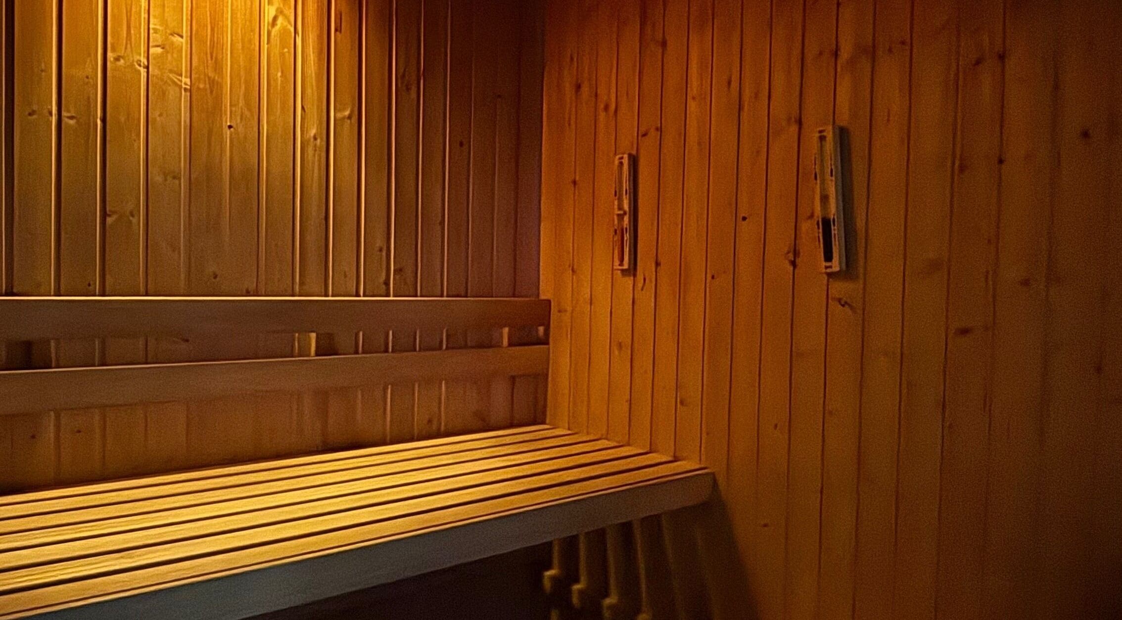 Interior de sauna acolhedor no Vida Sense Spa, Ferragudo, Faro, PT. Ambiente relaxante com madeira clara.