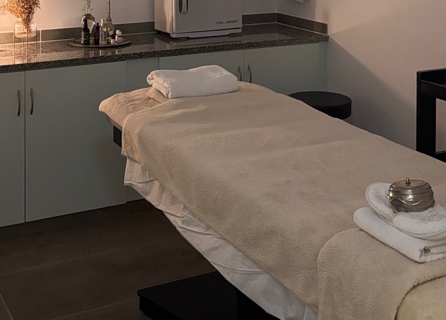 Sala de massagem aconchegante no Vida Sense Spa em Ferragudo, Faro, PT, pronta para tratamento relaxante.