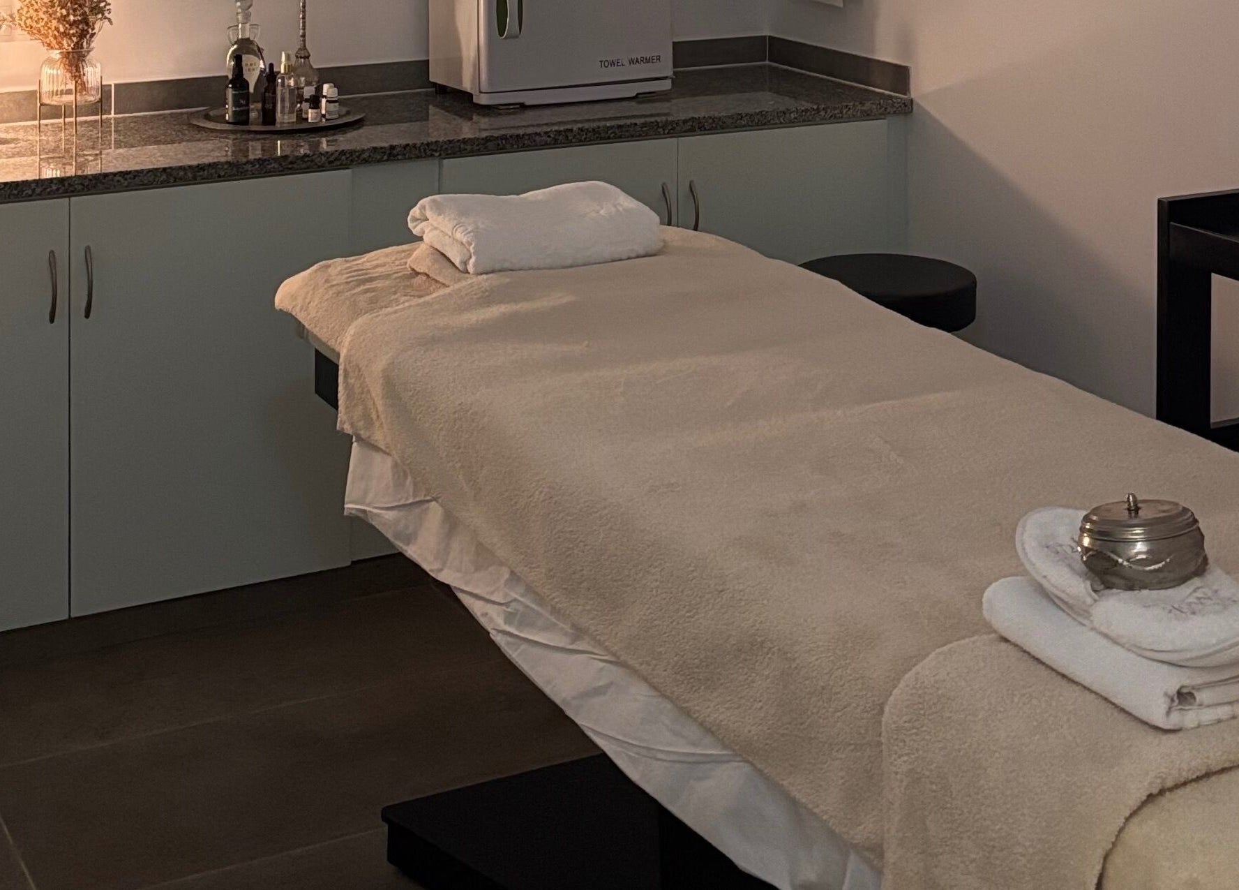 Sala de massagem aconchegante no Vida Sense Spa em Ferragudo, Faro, PT, pronta para tratamento relaxante.