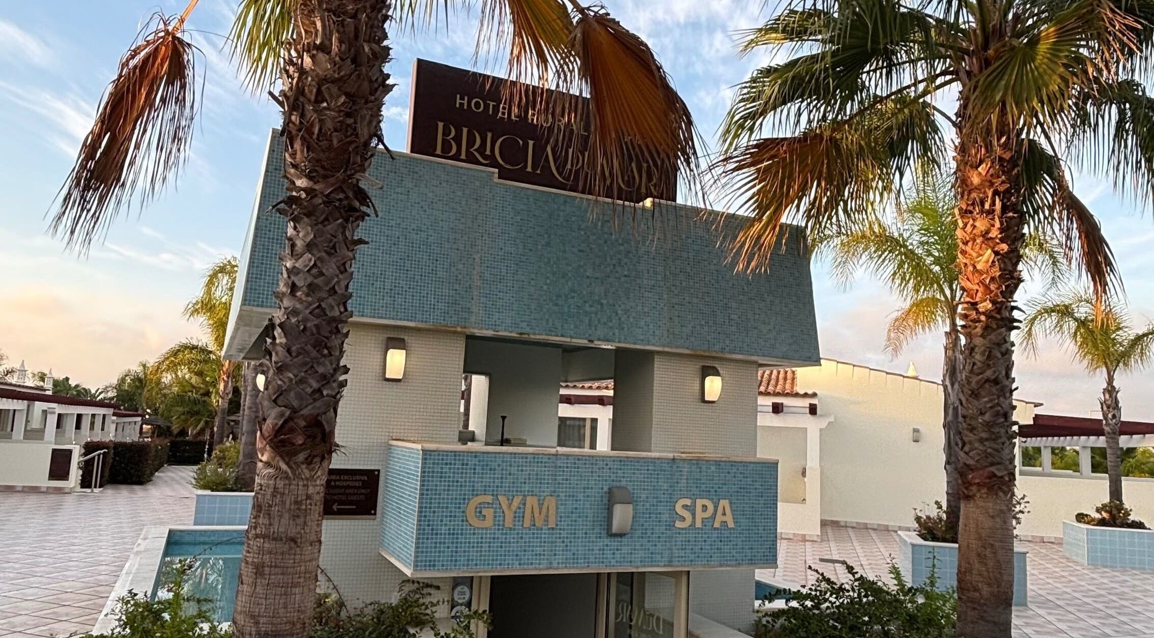 Entrada do spa Vida Sense Spa em Ferragudo, Faro, PT, rodeada por palmeiras ao entardecer.