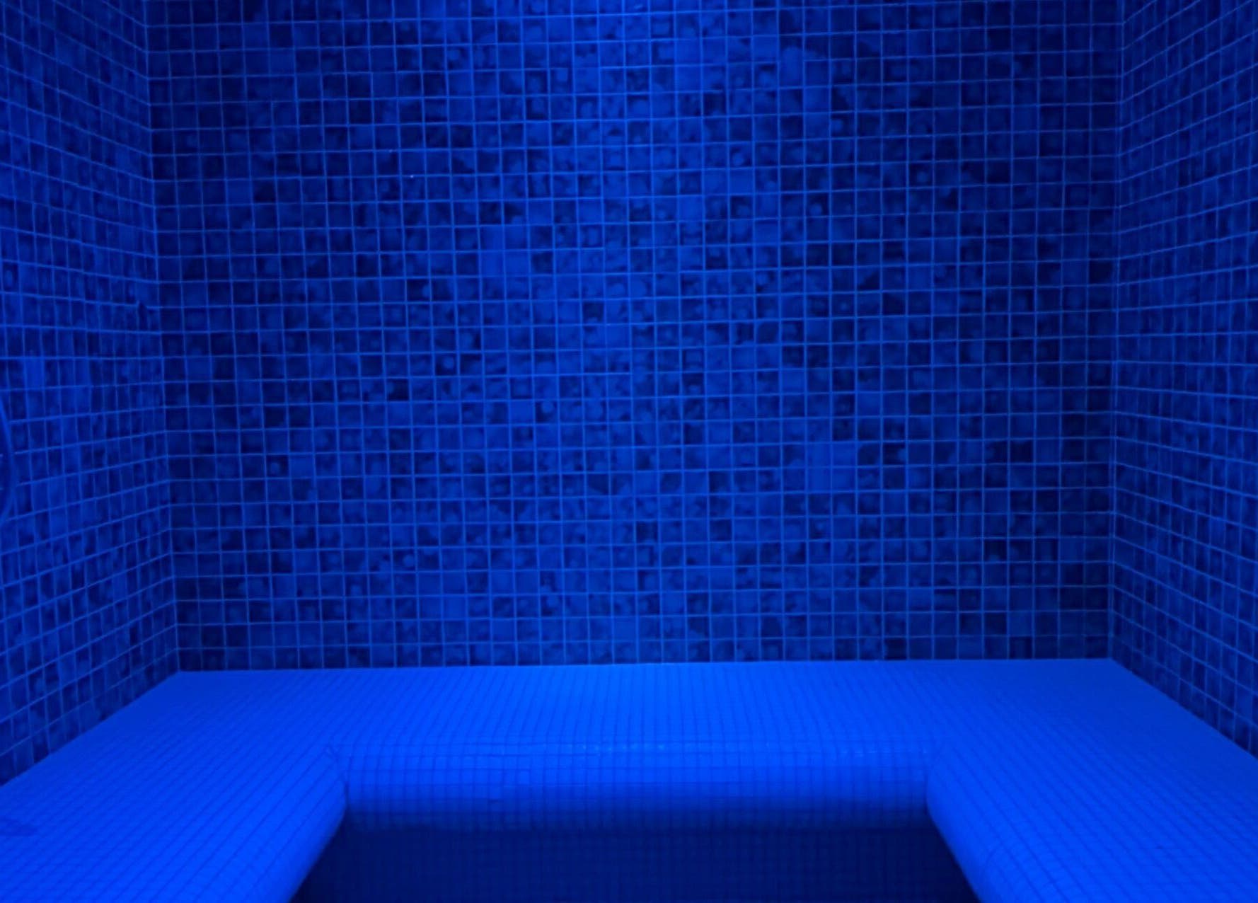 Ambiente de spa sereno em azulejos azuis no Vida Sense Spa, Ferragudo, Faro, PT.