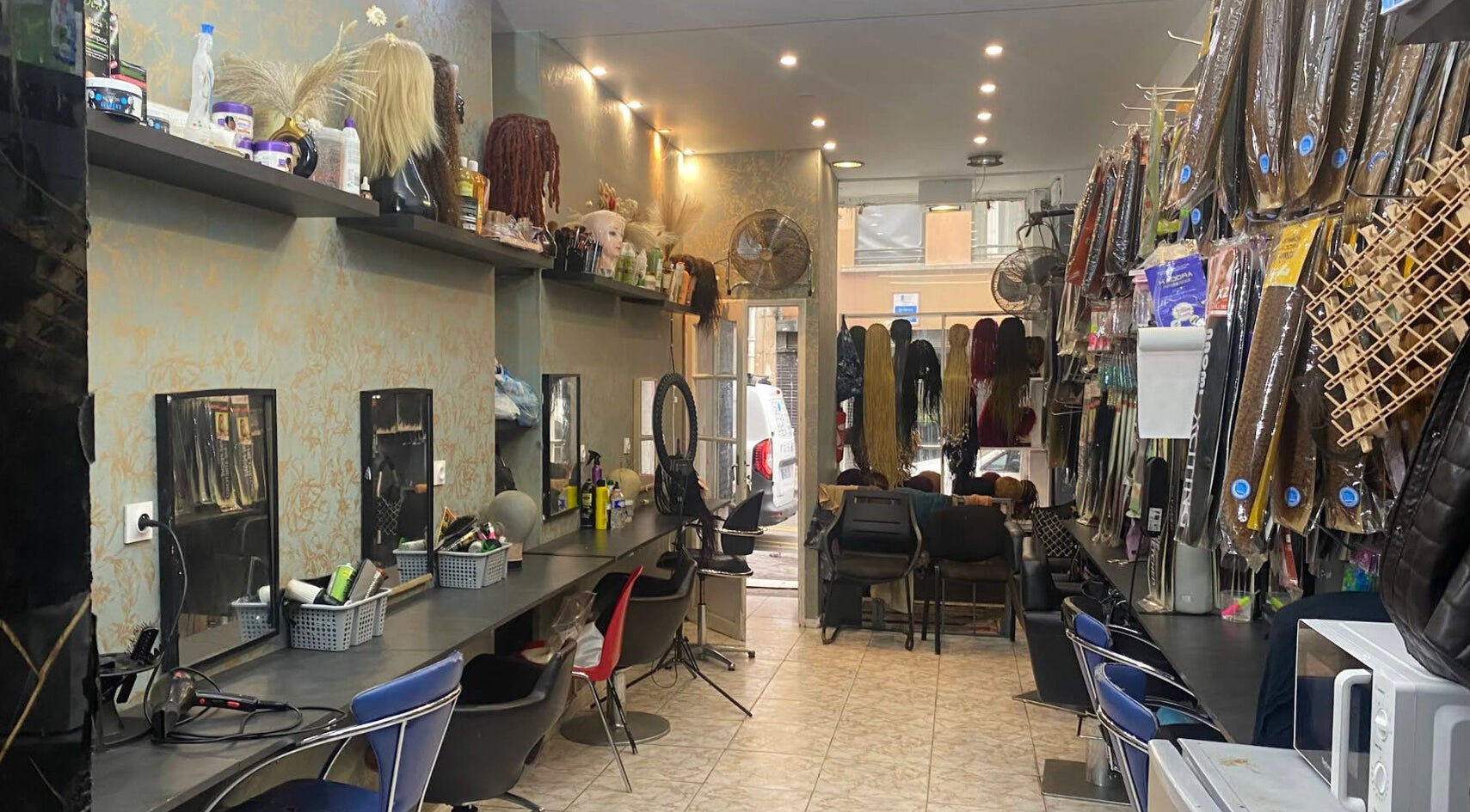 Intérieur élégant de Miki good hair à Paris, Île-de-france, FR avec stations de coiffure modernes.