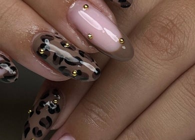 Design léopard sur ongles avec accessoires dorés à l'Institut Alhaya, Lyon, Auvergne-rhône-alpes, FR.