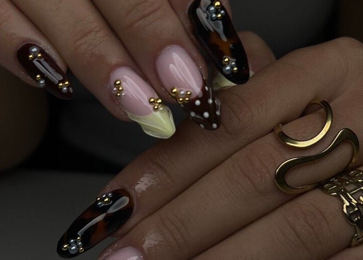 Manucure artistique avec motifs au Institut Alhaya, Lyon, Auvergne-rhône-alpes, FR.