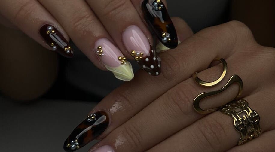 Manucure artistique avec motifs au Institut Alhaya, Lyon, Auvergne-rhône-alpes, FR.