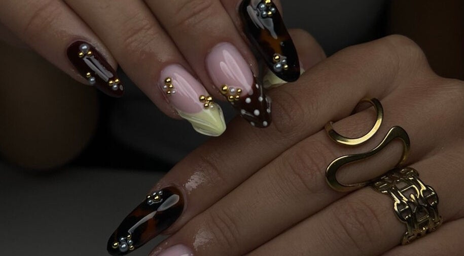 Manucure artistique avec motifs au Institut Alhaya, Lyon, Auvergne-rhône-alpes, FR.