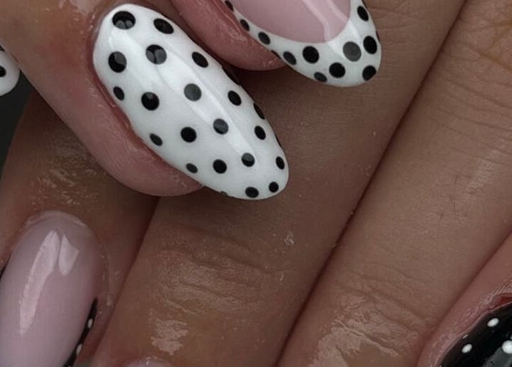 Manucure élégante à pois chez Institut Alhaya, Lyon, Auvergne-rhône-alpes, FR.