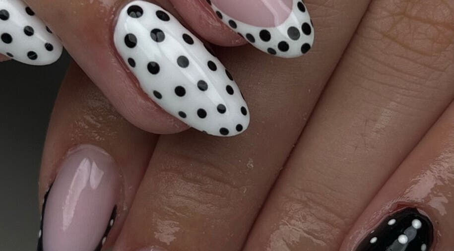 Manucure élégante à pois chez Institut Alhaya, Lyon, Auvergne-rhône-alpes, FR.