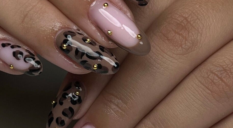 Conception de manucure léopard à Institut Alhaya, Lyon, Auvergne-rhône-alpes, FR.
