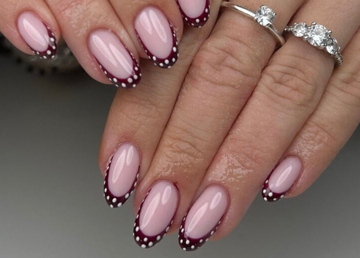 Manucure chic à l'Institut Alhaya, Lyon, Auvergne-rhône-alpes, FR avec nail art élégant.