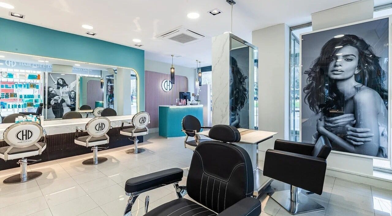 Interior moderno de Hair Cut Day Diagonal en Barcelona, Catalunya, ES.