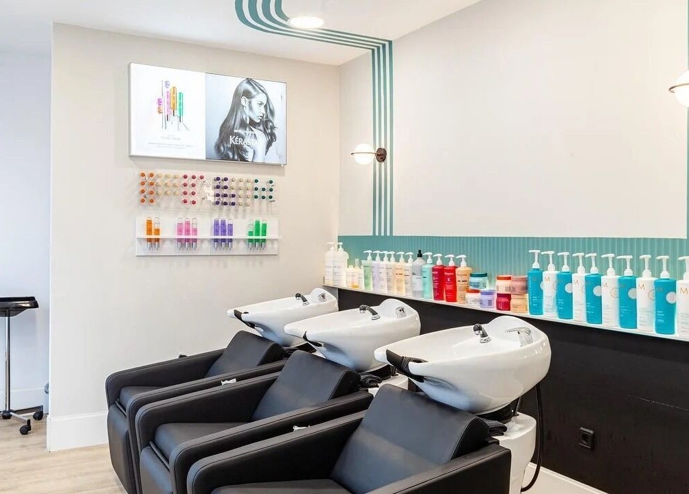 Lavamanos modernos en Hair Cut Day Diagonal, Barcelona, Catalunya, ES, con productos de cuidado capilar.