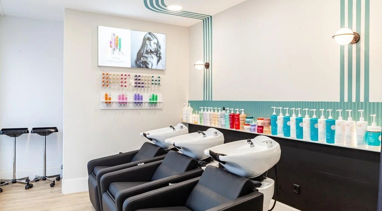 Lavamanos modernos en Hair Cut Day Diagonal, Barcelona, Catalunya, ES, con productos de cuidado capilar.