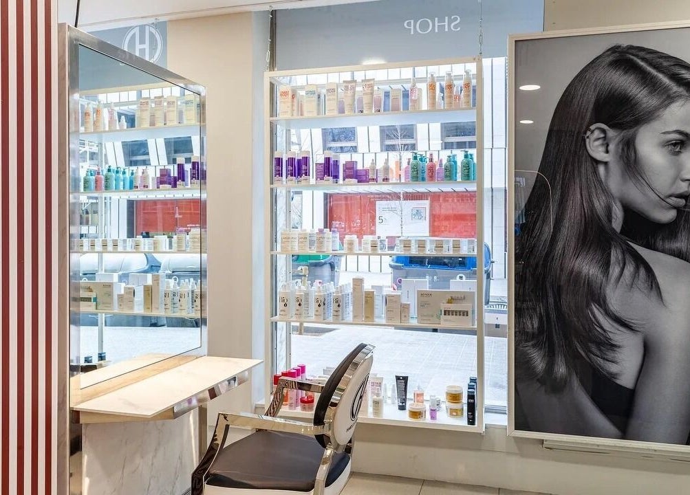 Interior de Hair Cut Day Diagonal con productos de belleza en Barcelona, Catalunya, ES.