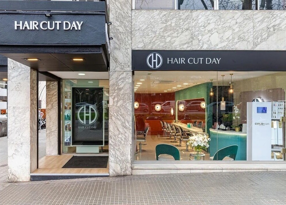 Fachada de Hair Cut Day Diagonal en Barcelona, Catalunya, ES, con diseño moderno y acogedor.