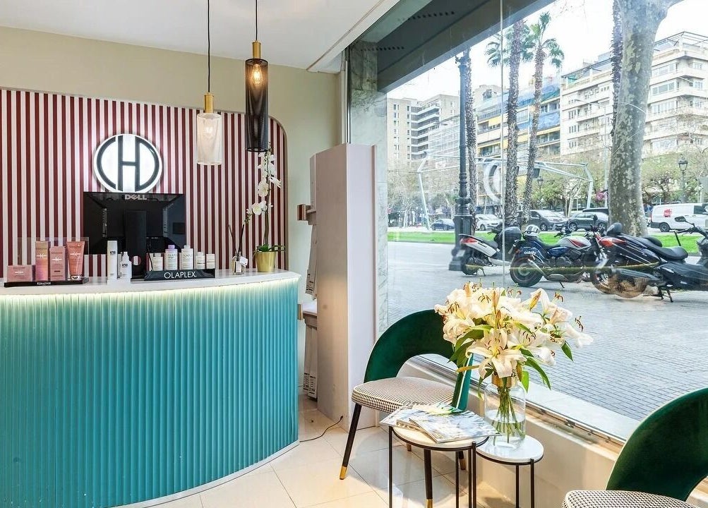 Recepción de Hair Cut Day Diagonal con vista a la calle en Barcelona, Catalunya, ES.