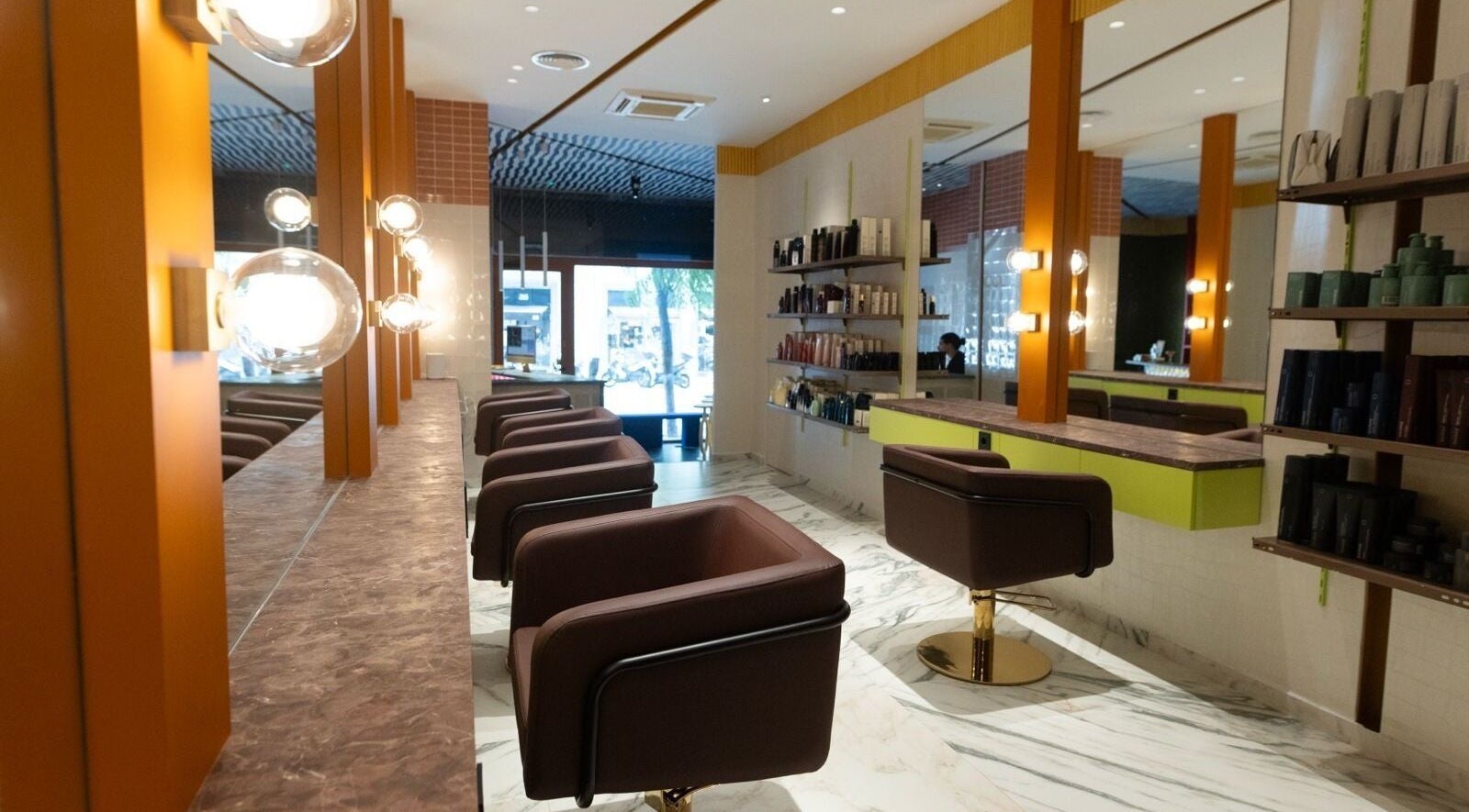 Interior moderno de Hair Cut Day Travessera en Barcelona, Catalunya, ES, con elegantes sillas y espejos.