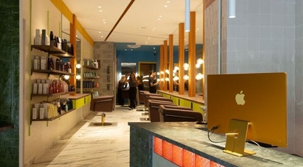 Interior elegante de Hair Cut Day Travessera en Barcelona, Catalunya, ES, mostrando estaciones de estilistas modernas.