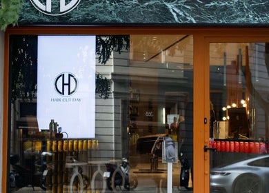 Entrada de Hair Cut Day Travessera en Barcelona, Catalunya, ES con diseño moderno.