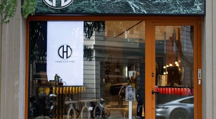 Entrada de Hair Cut Day Travessera en Barcelona, Catalunya, ES con diseño moderno.