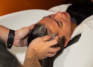 Tratamiento de lavado capilar en Hair Cut Day Travessera, Barcelona, Catalunya, ES. Relaja tu cabello aquí.