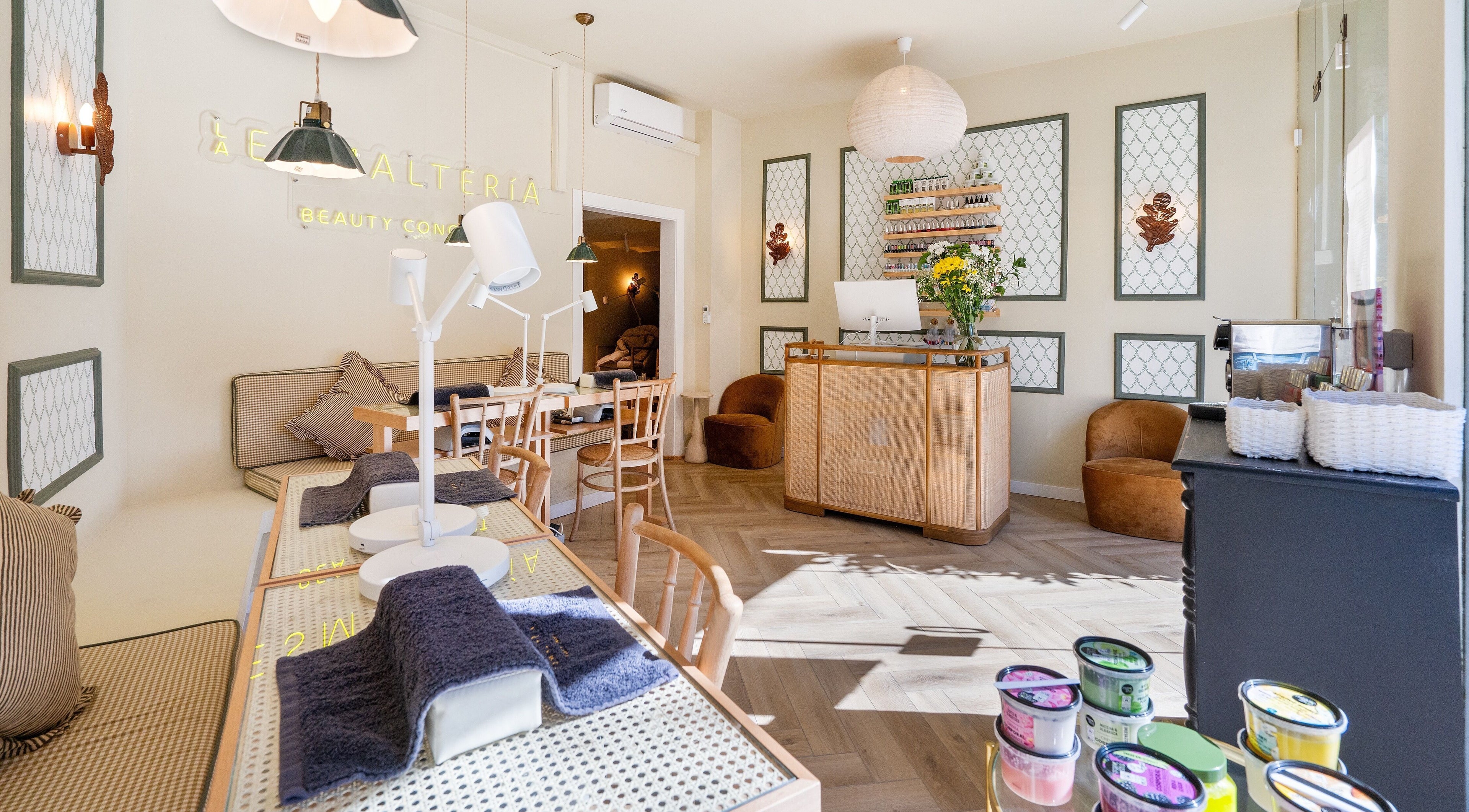 Interior acogedor de La Esmaltería Barcelona, demostrando un diseño moderno en Barcelona, Catalunya, ES.