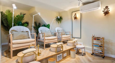 Área de pedicura en La Esmaltería Barcelona, con sillones cómodos y decoraciones elegantes en Barcelona, Catalunya, ES.