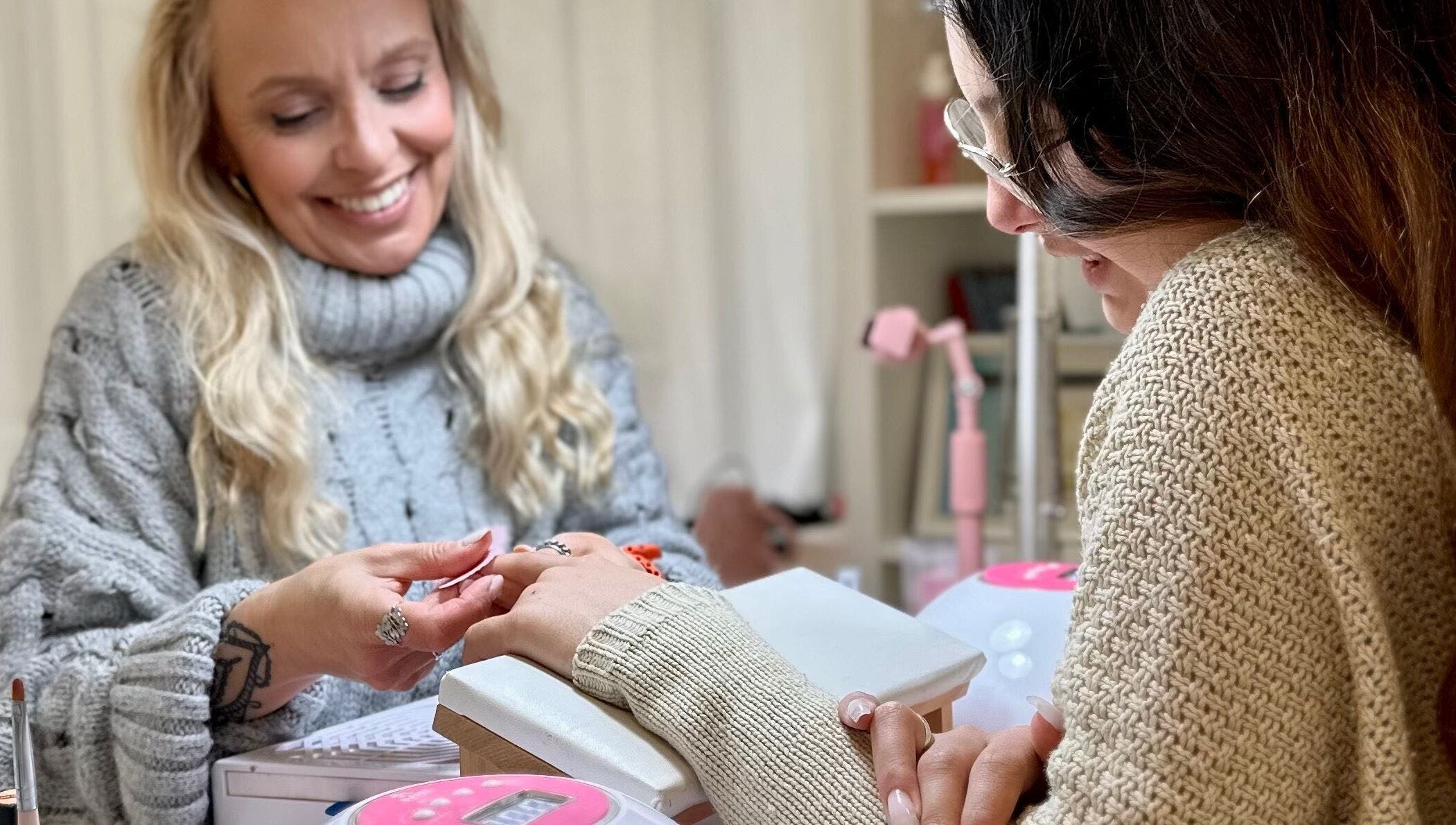 Serviço de manicure no Teresa Coelho em Portimão, Faro, PT, com cliente satisfeita.