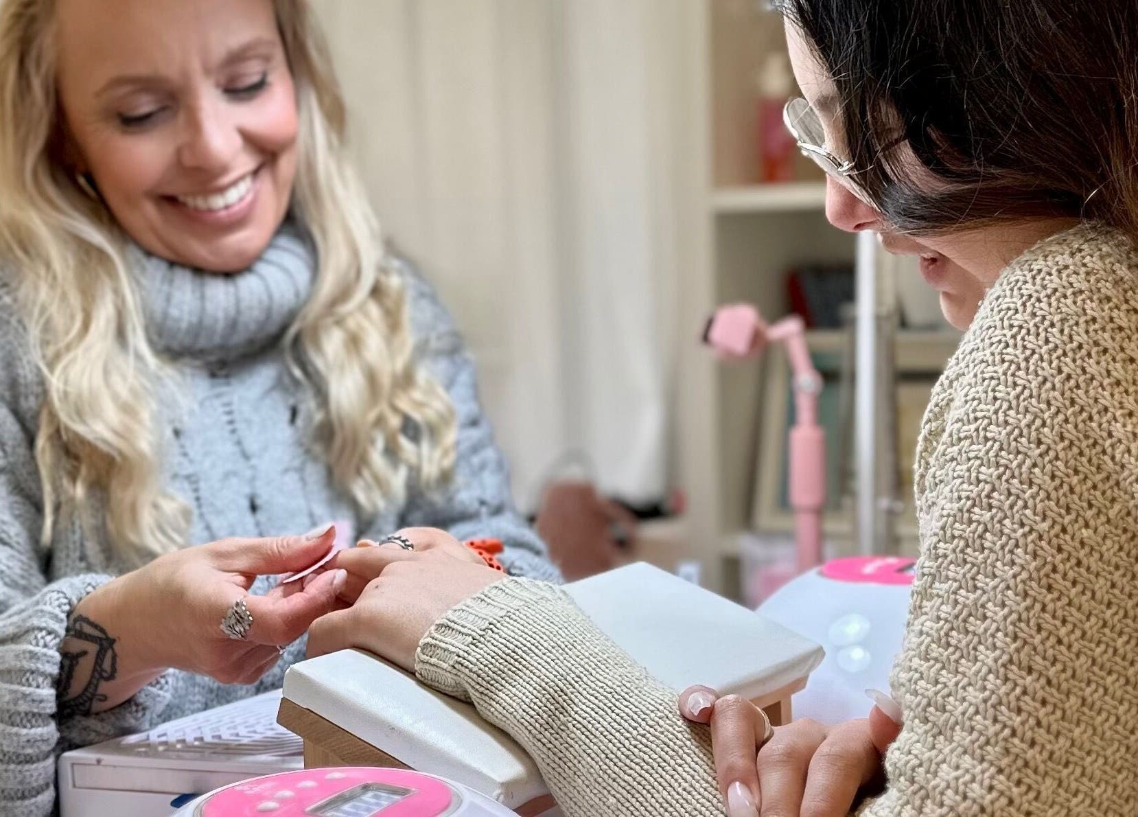 Serviço de manicure no Teresa Coelho em Portimão, Faro, PT, com cliente satisfeita.