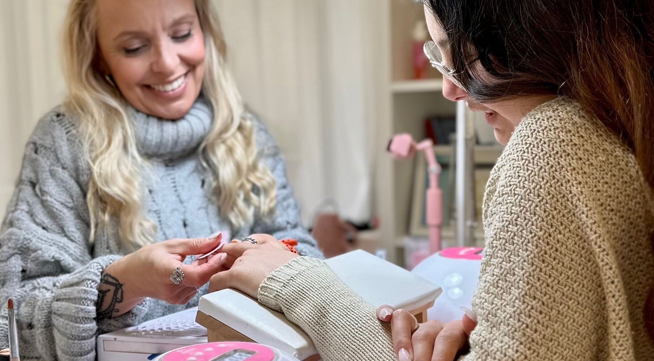 Serviço de manicure no Teresa Coelho em Portimão, Faro, PT, com cliente satisfeita.