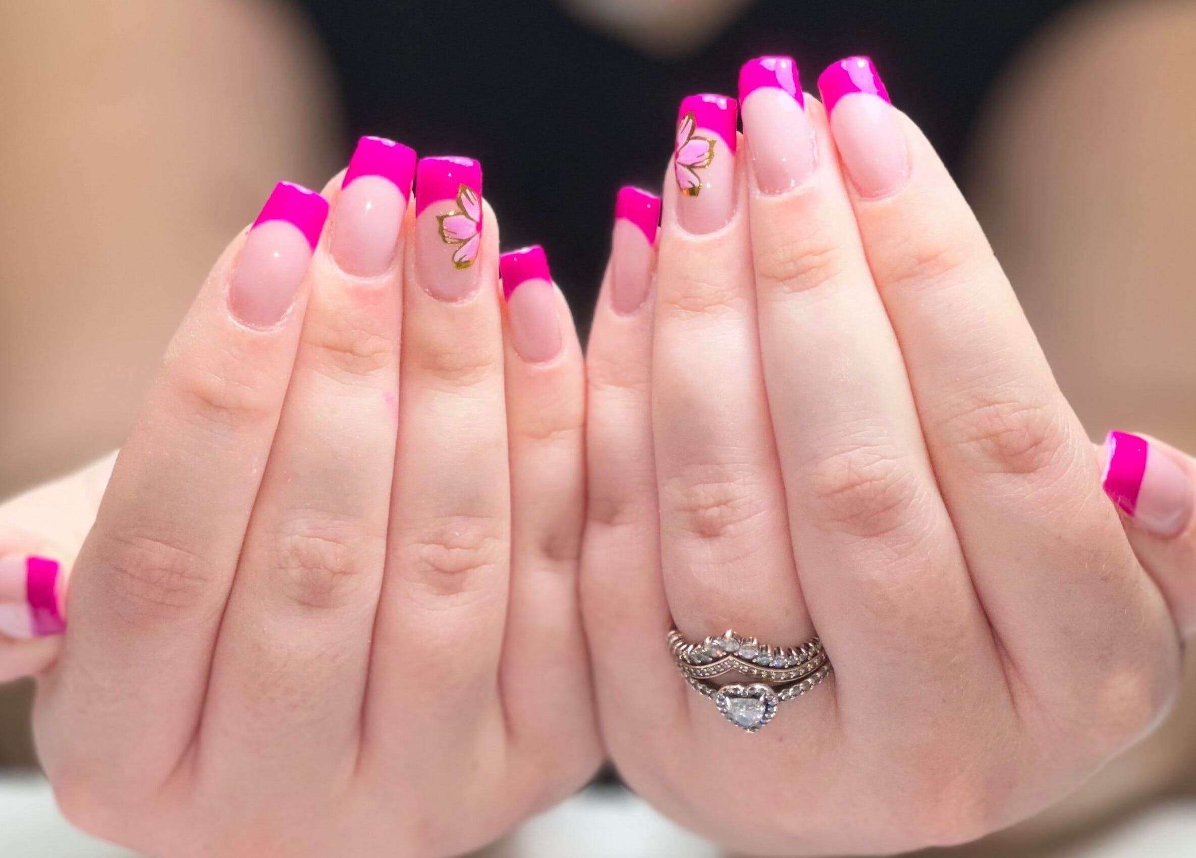 Unhas decoradas com esmalte rosa e flor em Teresa Coelho, Portimão, Faro, PT.