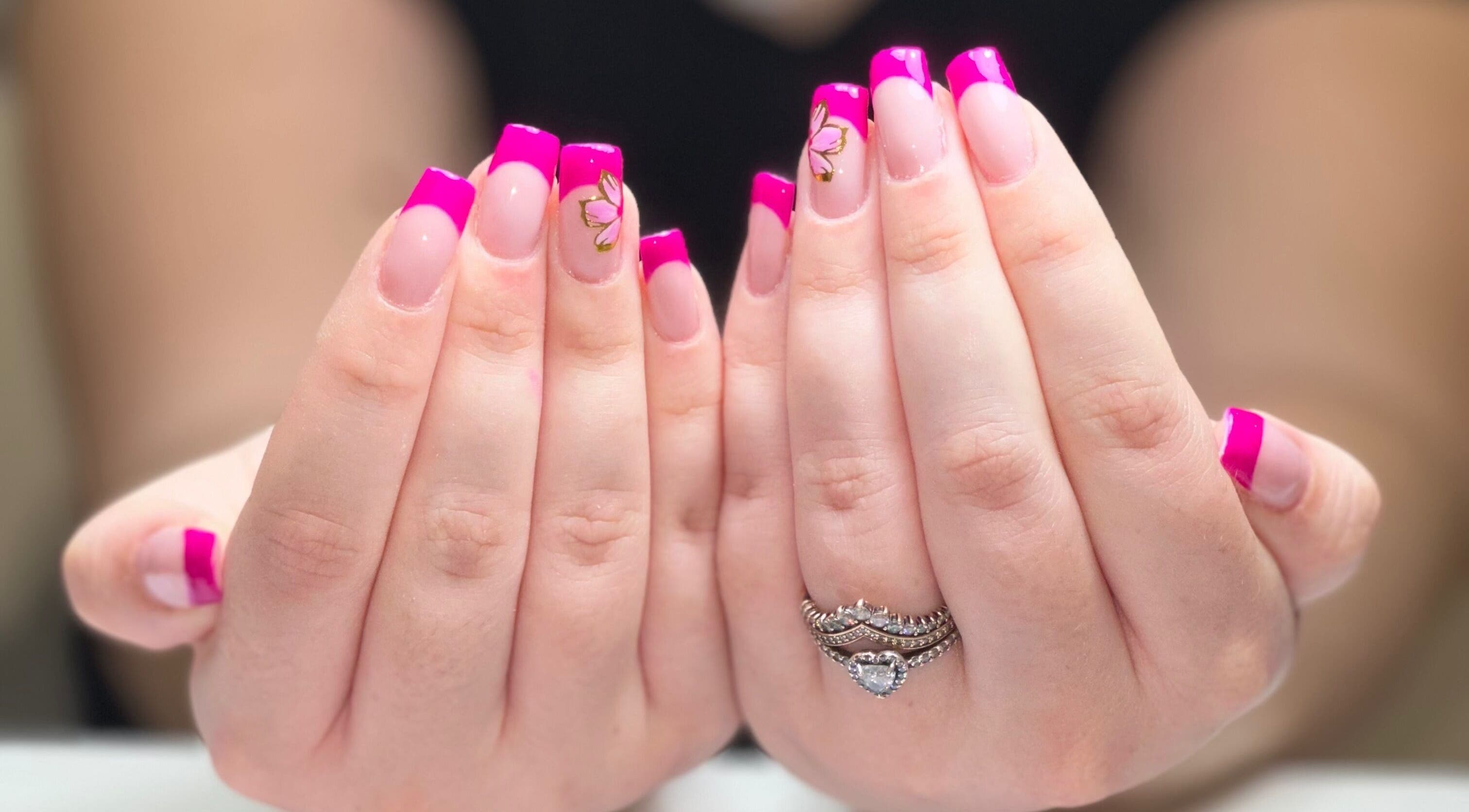 Unhas decoradas com esmalte rosa e flor em Teresa Coelho, Portimão, Faro, PT.