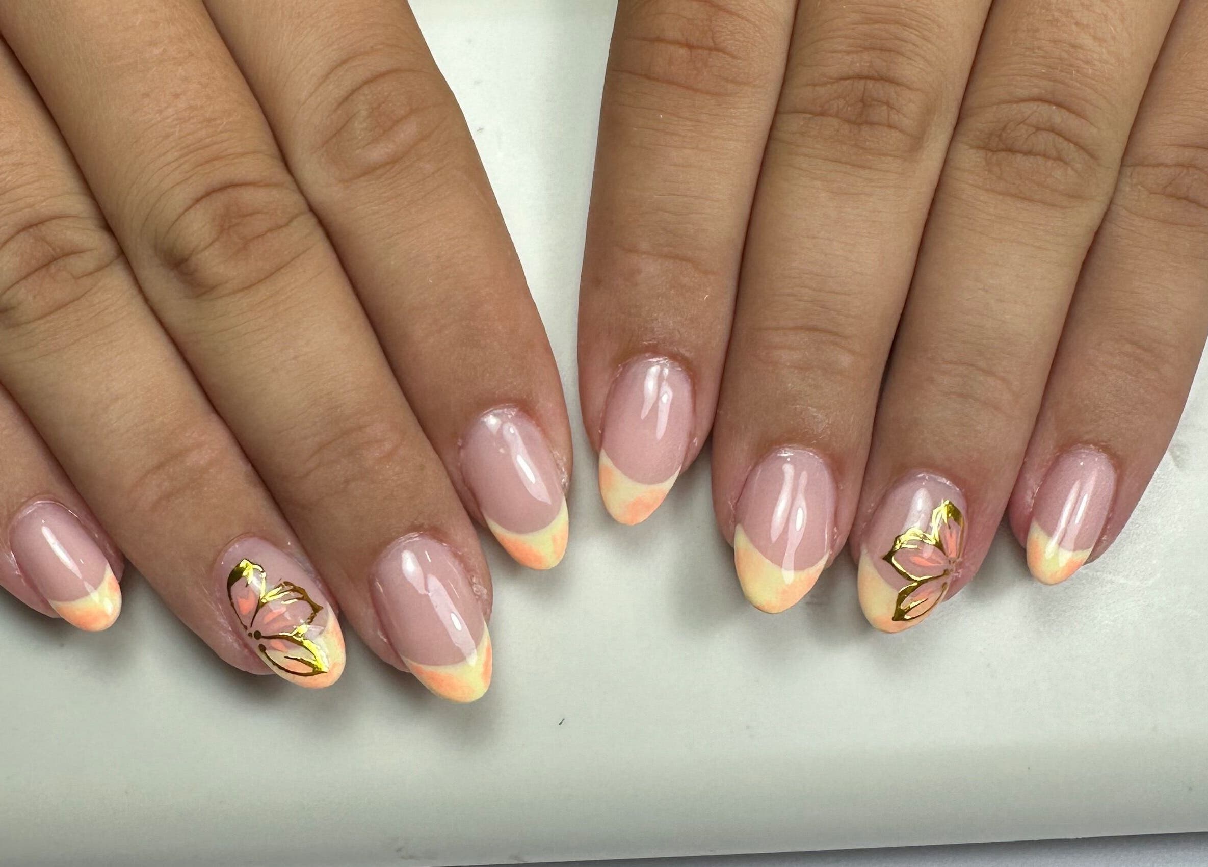 Design de unhas francesinha com borboleta em Teresa Coelho, Portimão, Faro, PT.