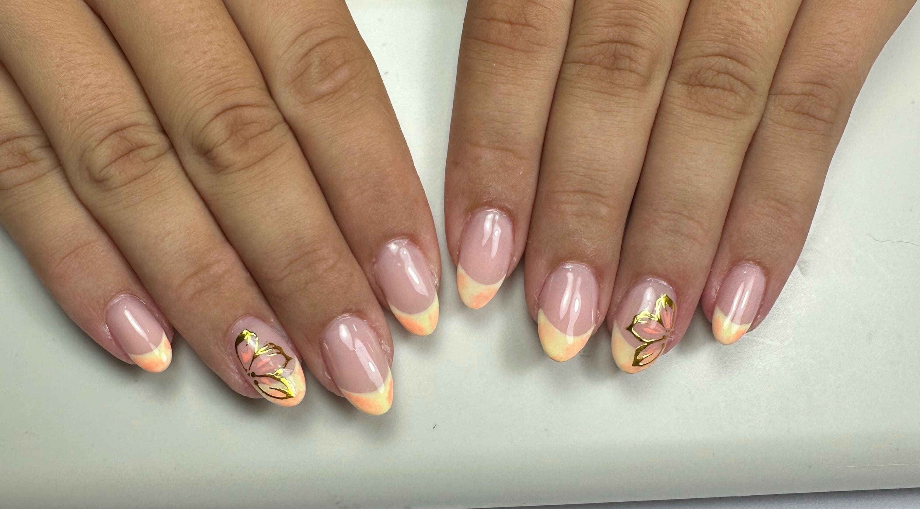 Design de unhas francesinha com borboleta em Teresa Coelho, Portimão, Faro, PT.