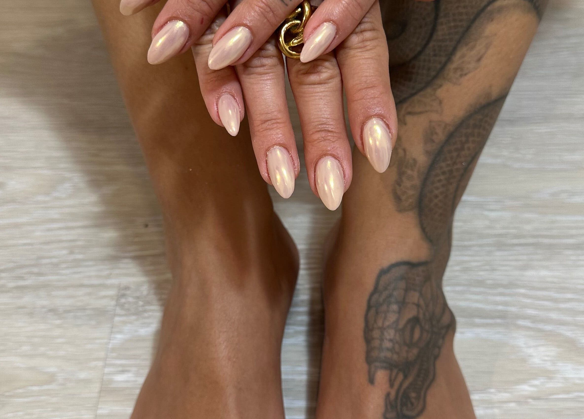 Unhas nude brilhantes na Teresa Coelho, Portimão, Faro, PT. Toque de elegância e cuidado pessoal.