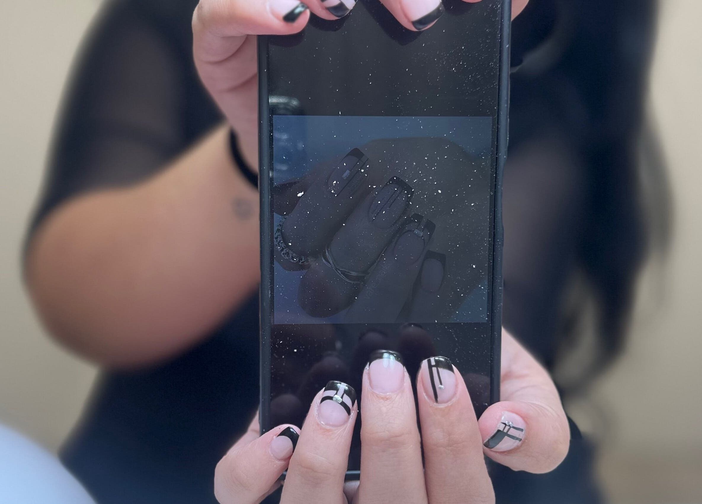 Unhas elegantes em um smartphone no Teresa Coelho, Portimão, Faro, PT.