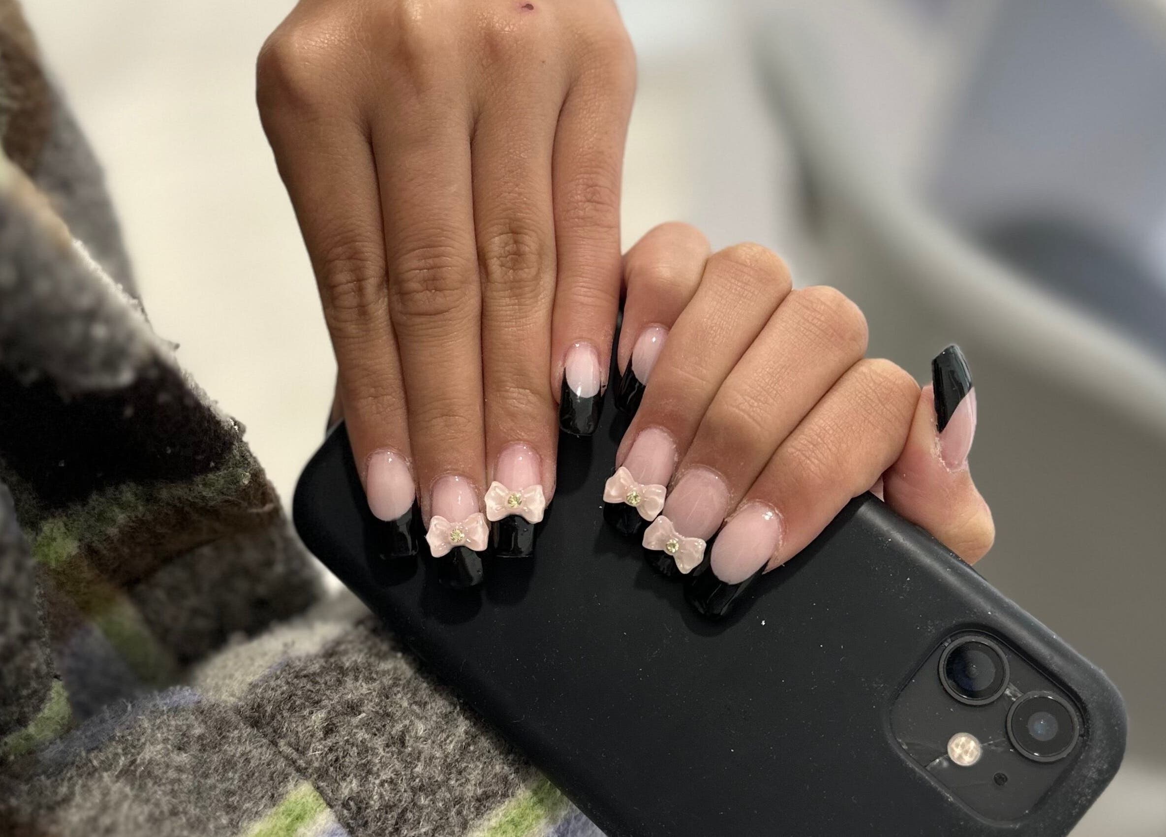 Unhas elegantes com laços no Teresa Coelho, Portimão, Faro, PT.