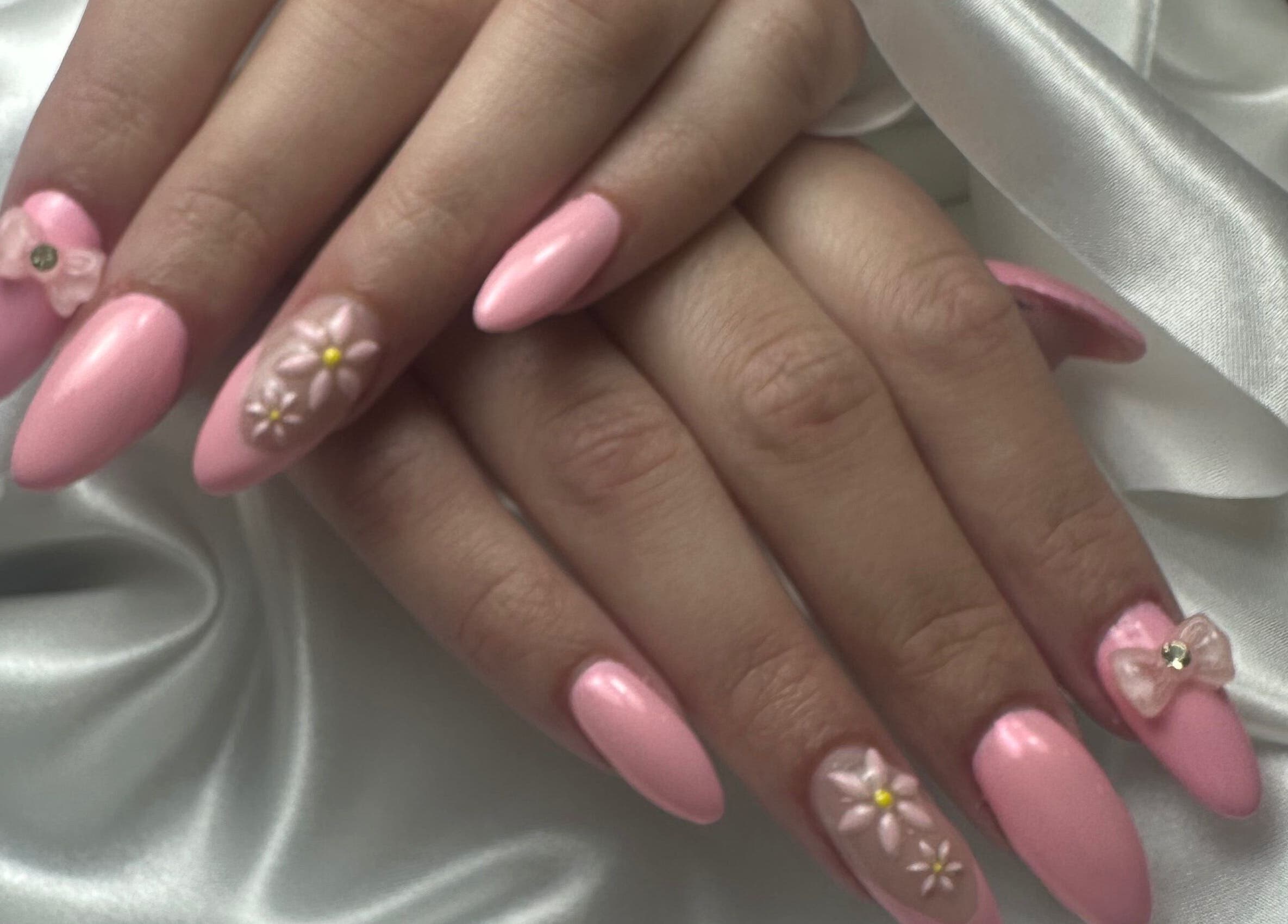 Unhas rosas decoradas com flores e laços no Teresa Coelho, Portimão, Faro, PT.