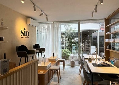 Interior sereno de SIO Nail Room en Zapopan, Jalisco, MX, mostrando sillas modernas y decoración minimalista.